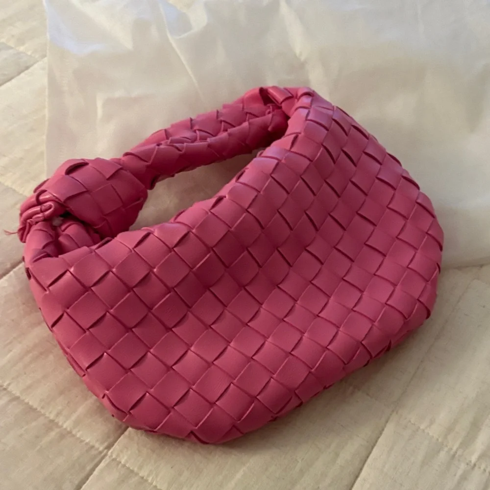 Elegant Pink Woven Shoulder Bag - Picture 6 of 6